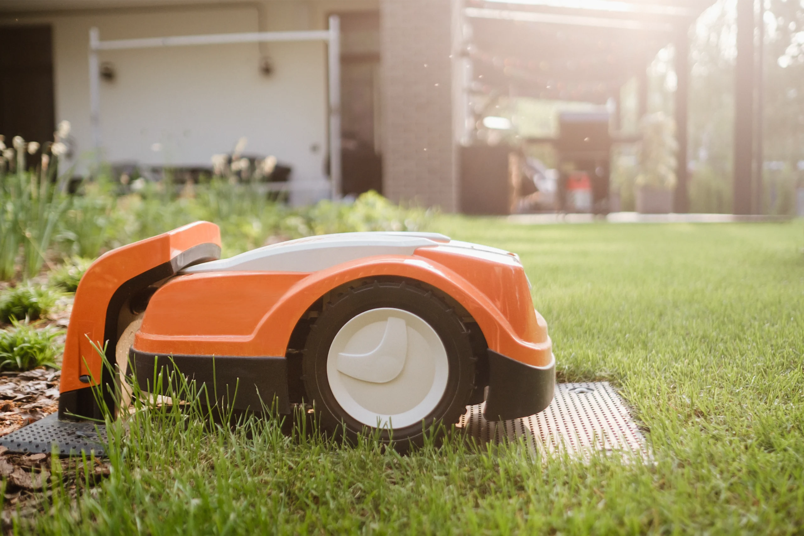 robot koszący ładujący się w stacji dokującej 
